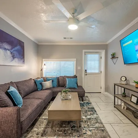Modern 2 Bedroom Apt Near Mercedes Close To Everything!